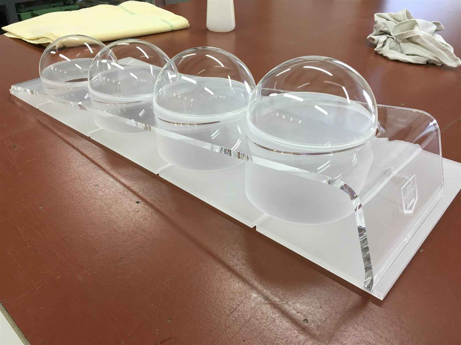 Événementiel plastique sur mesure 4 Cloches et présentoirs traiteur en Plexiglas® transparent