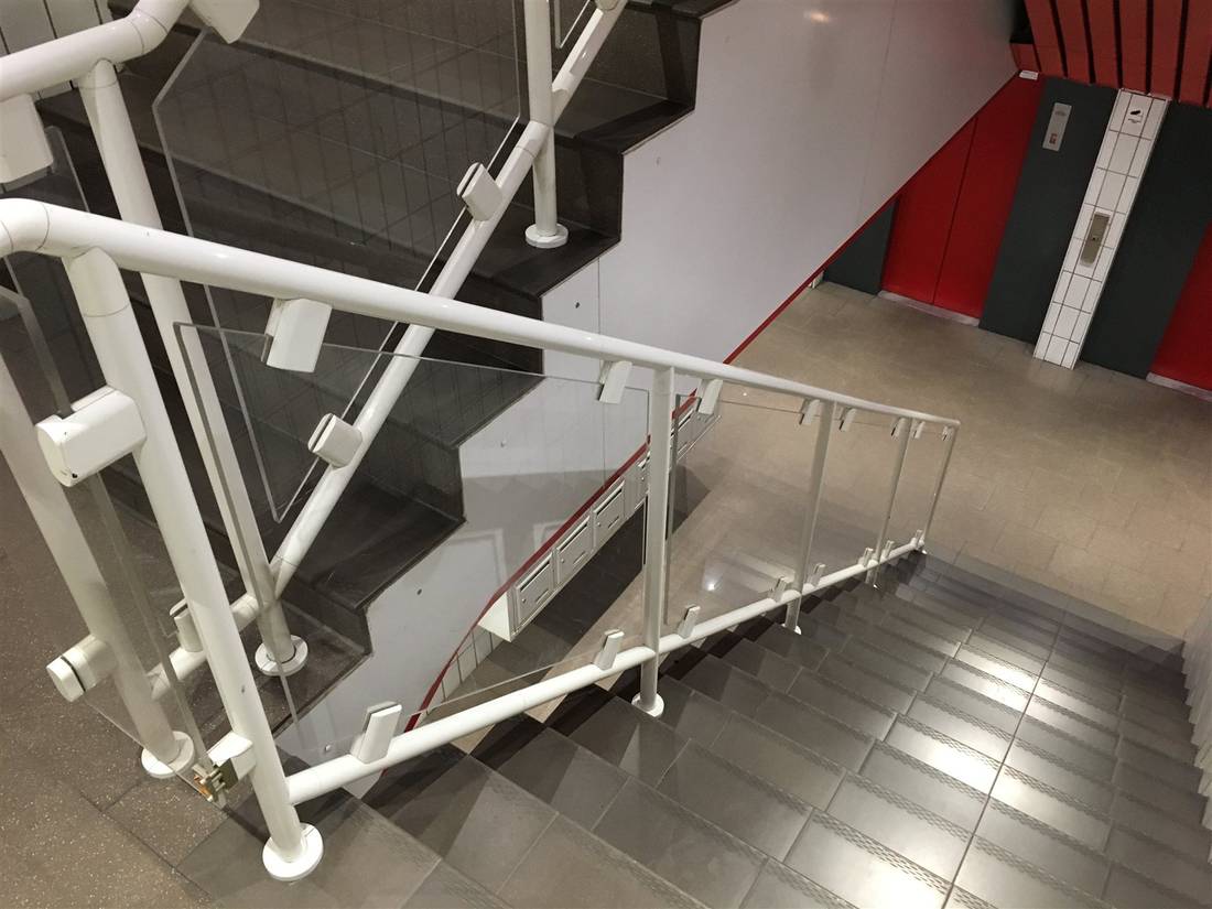 Garde-corps et rampe d'escalier en Plexiglas® et inox sur mesure