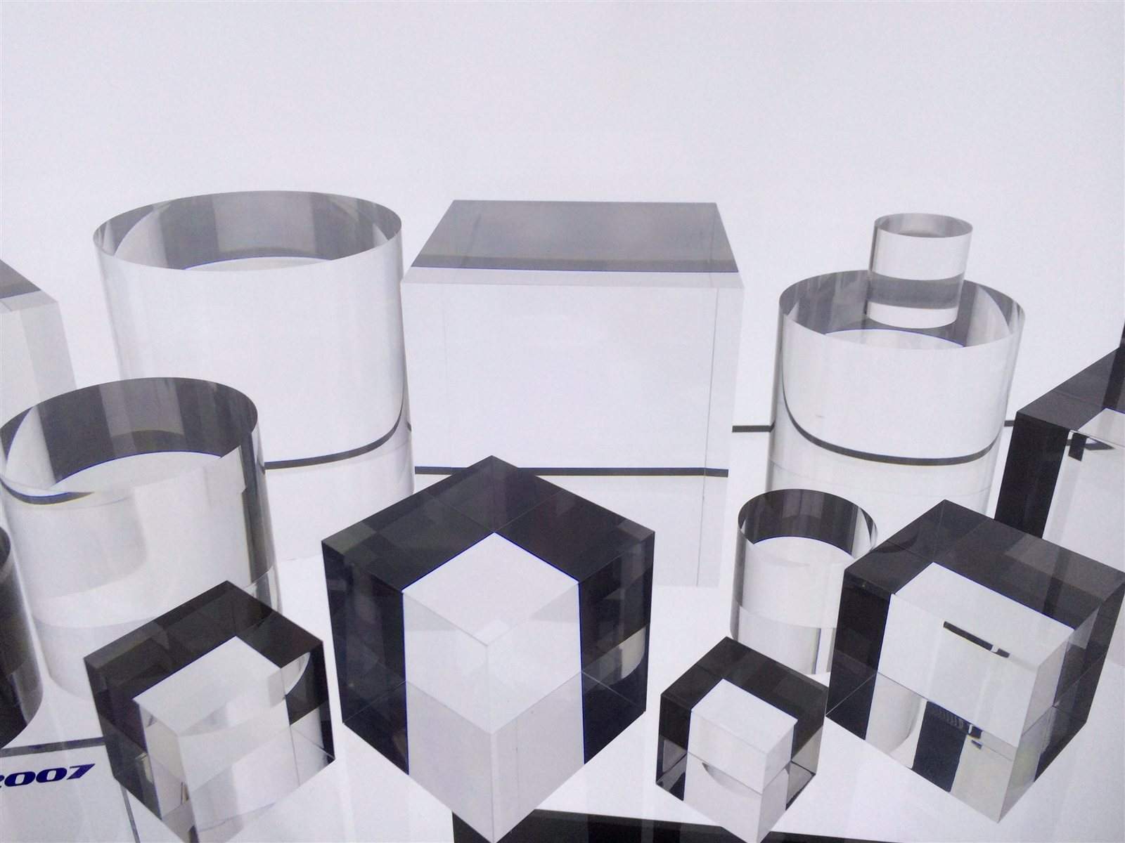 Événementiel plastique sur mesure 2 Podiums et plots en Plexiglas® sur mesure pour mise en valeur produit