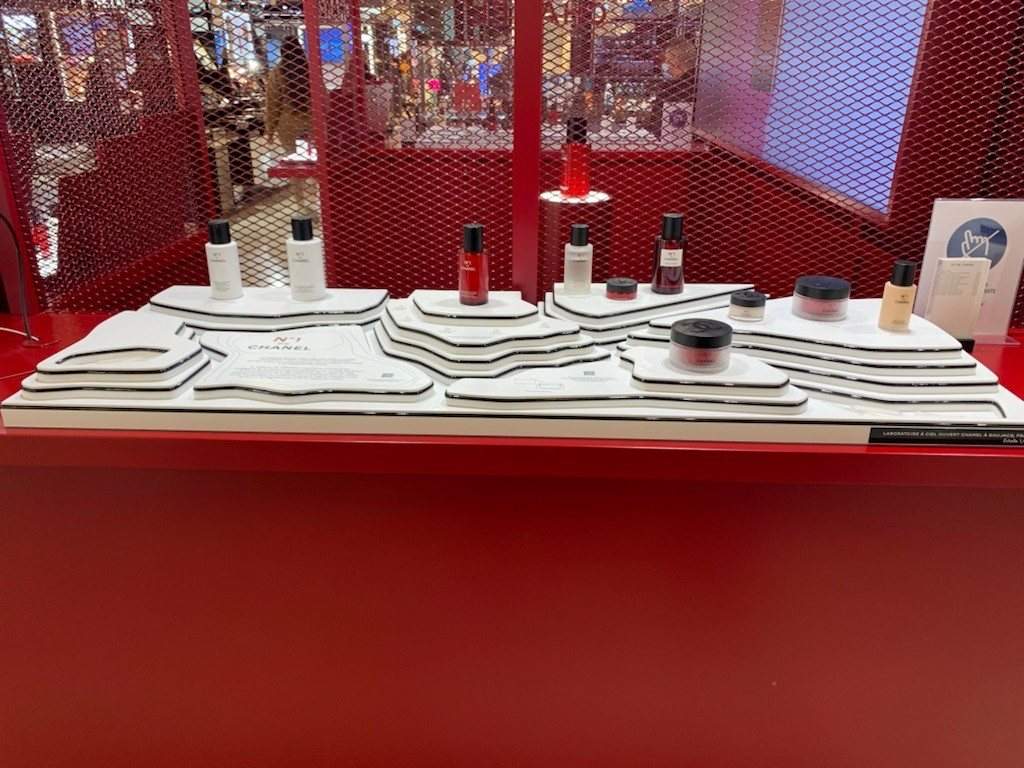 Événementiel plastique sur mesure 7 Stand PLV Chanel : structure événementielle en PMMA