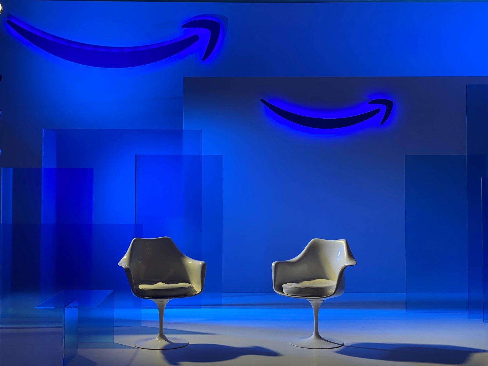 Événementiel plastique sur mesure 9 Stand lumineux bleu en Plexiglas® pour événement
