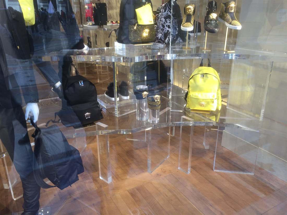 Vitrine de boutique en Plexiglas® sur mesure
